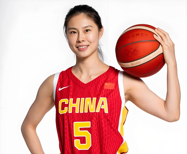 王思雨替补出场，6投6中，砍下13分！中国女篮半场领先巴西13分