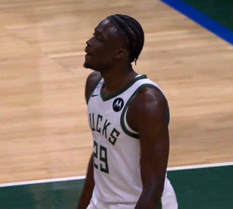 奇异果体育app-字母弟雄鹿首秀！老里：字母哥抓着我手 说自己很紧张&amp;手都出汗了